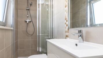Douche, serviettes fournies