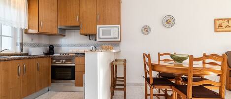 Kühlschrank, Mikrowelle, Ofen, Geschirrspüler