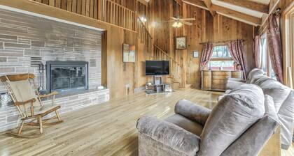 Pikes Peak Stunning Views! Hot Tub! Pet Friendly!