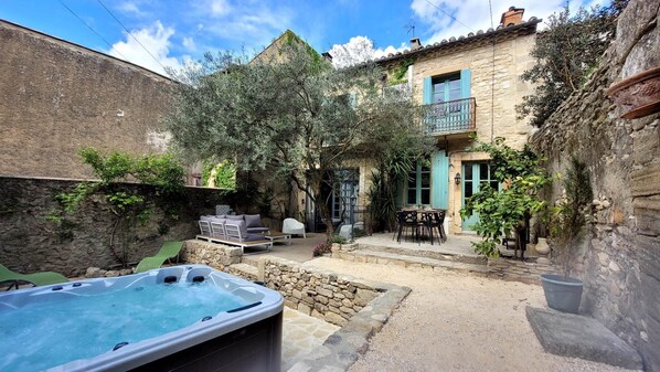Terrace/patio - Character house combining tradition and modernity with jacuzzi on the outskirts of Uzès (Sanilhac Sagriès)