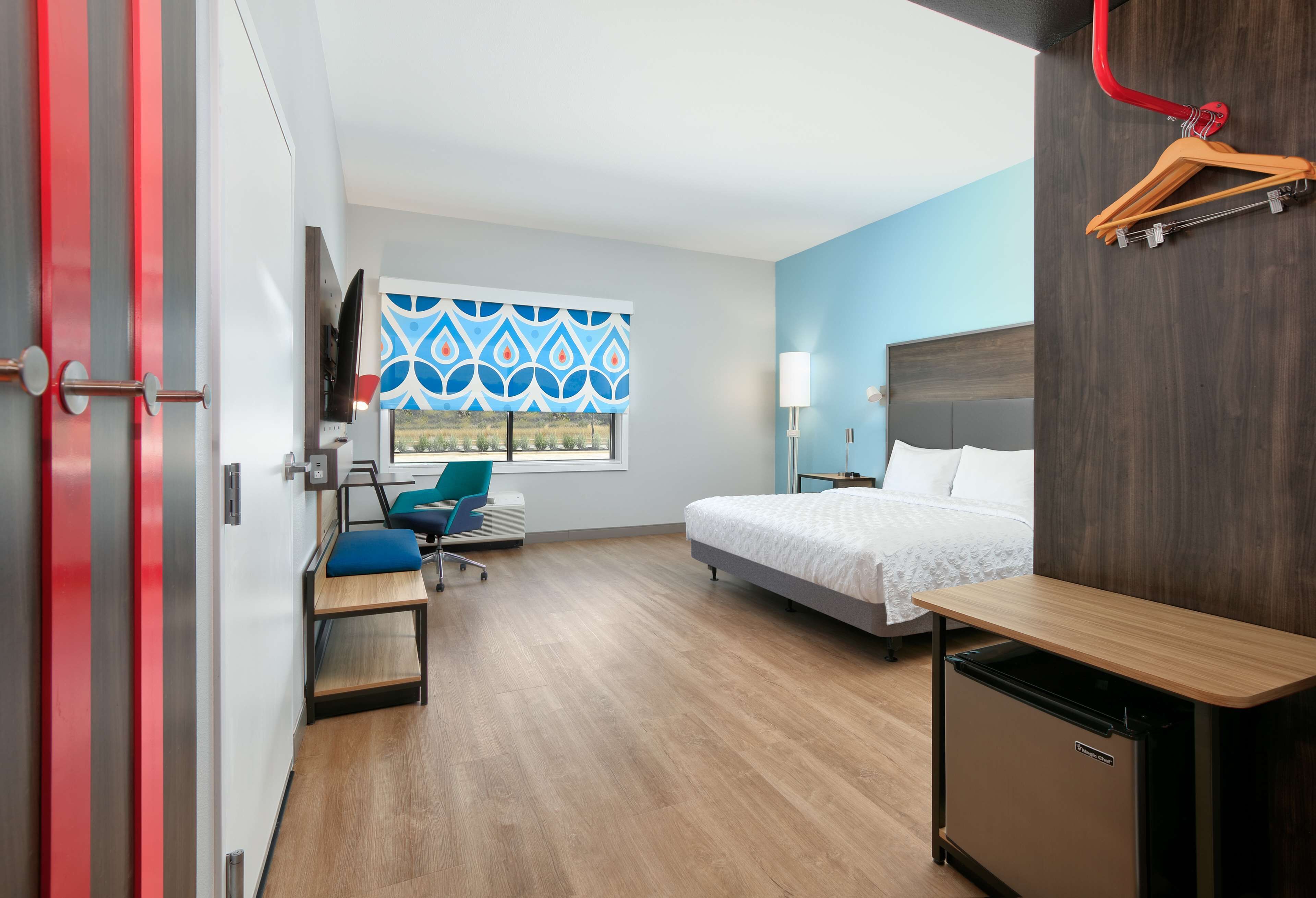 room, 1 king bed, accessible (mobility & hearing, roll-in shower) | desk, free wifi, bed sheets