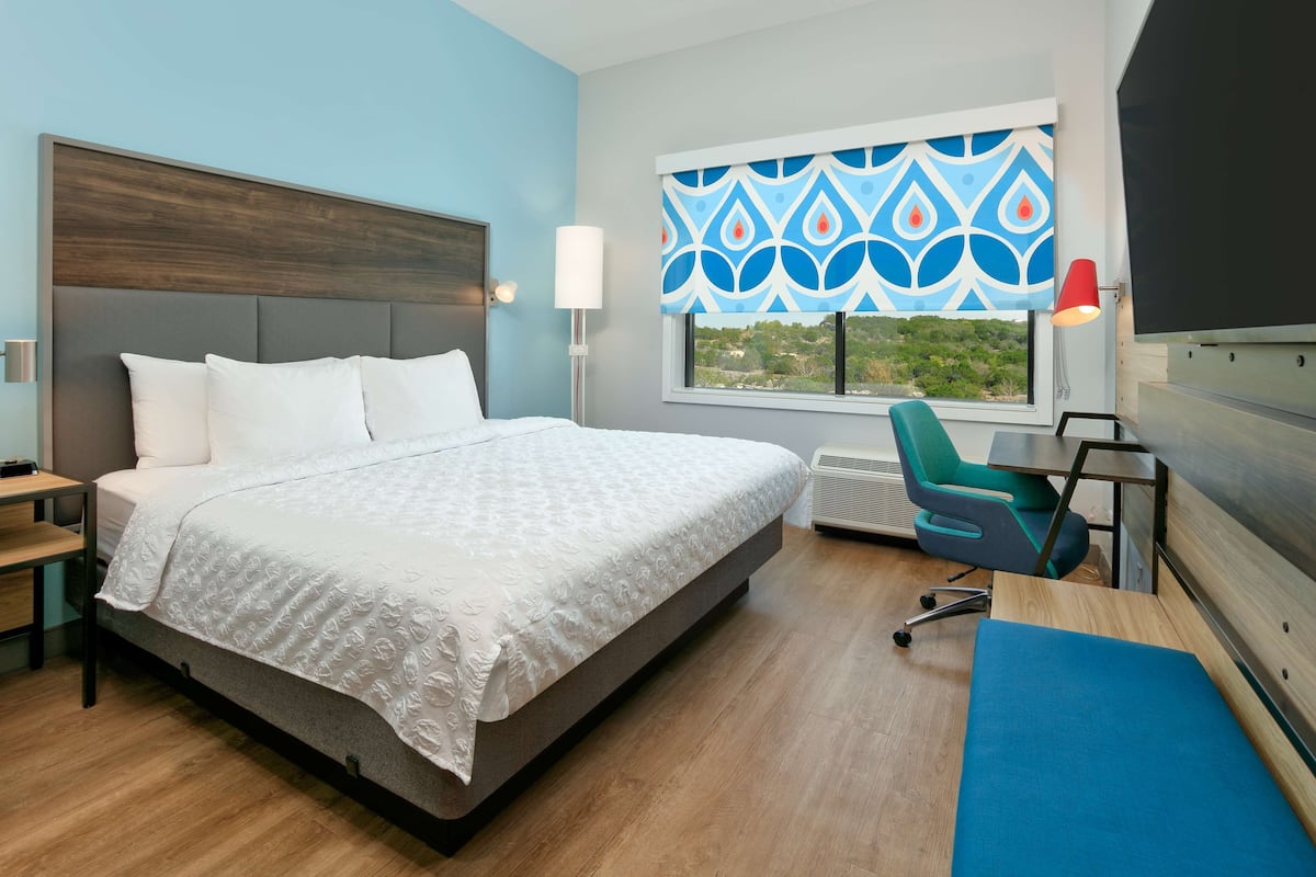 Room, 1 King Bed | Desk, laptop workspace, free WiFi, bed sheets