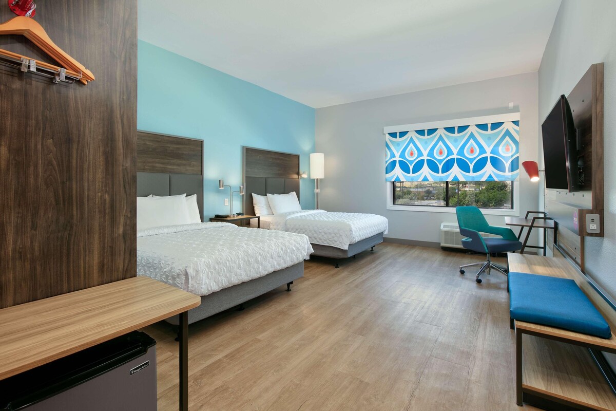 Desk, laptop workspace, WiFi (free), bed sheets