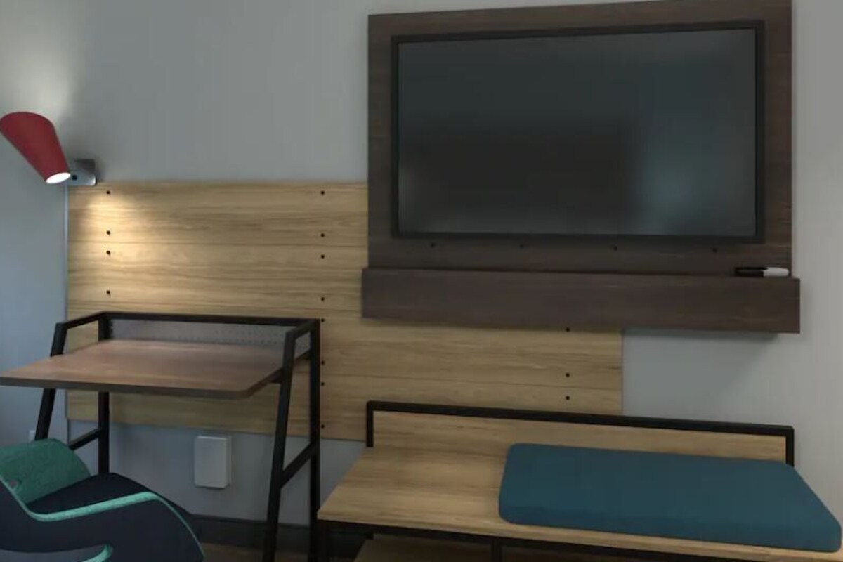 Desk, laptop workspace, WiFi (free), bed sheets