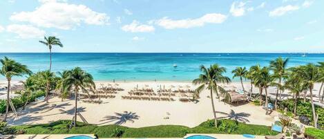 Ubicación a pie de playa, tumbonas y toallas de playa