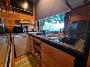 Kjøleskap, mikrobølgeovn, kaffetrakter/tekoker og vannkoker