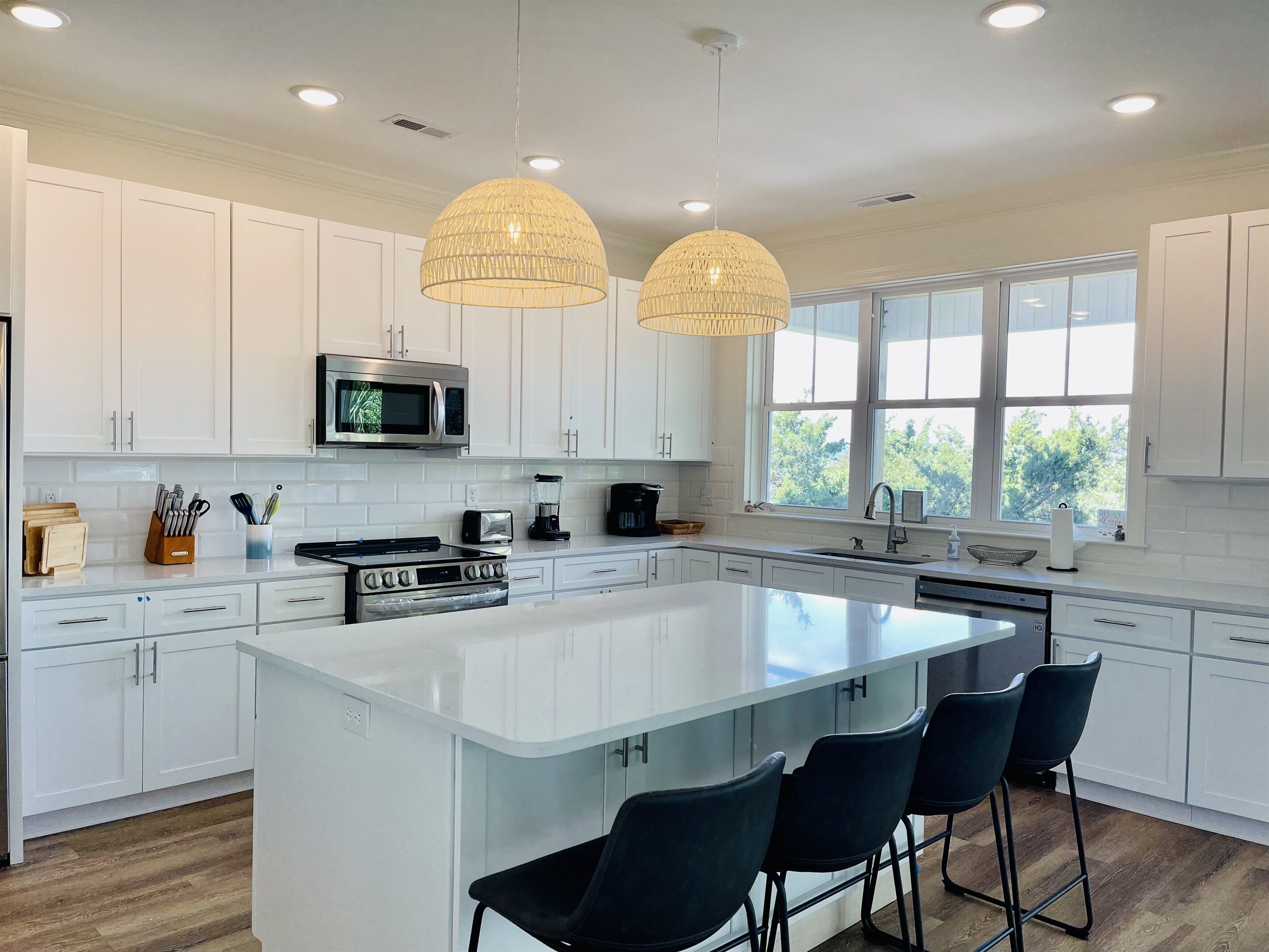 Refrigerador, microondas, horno y parrilla de estufa 