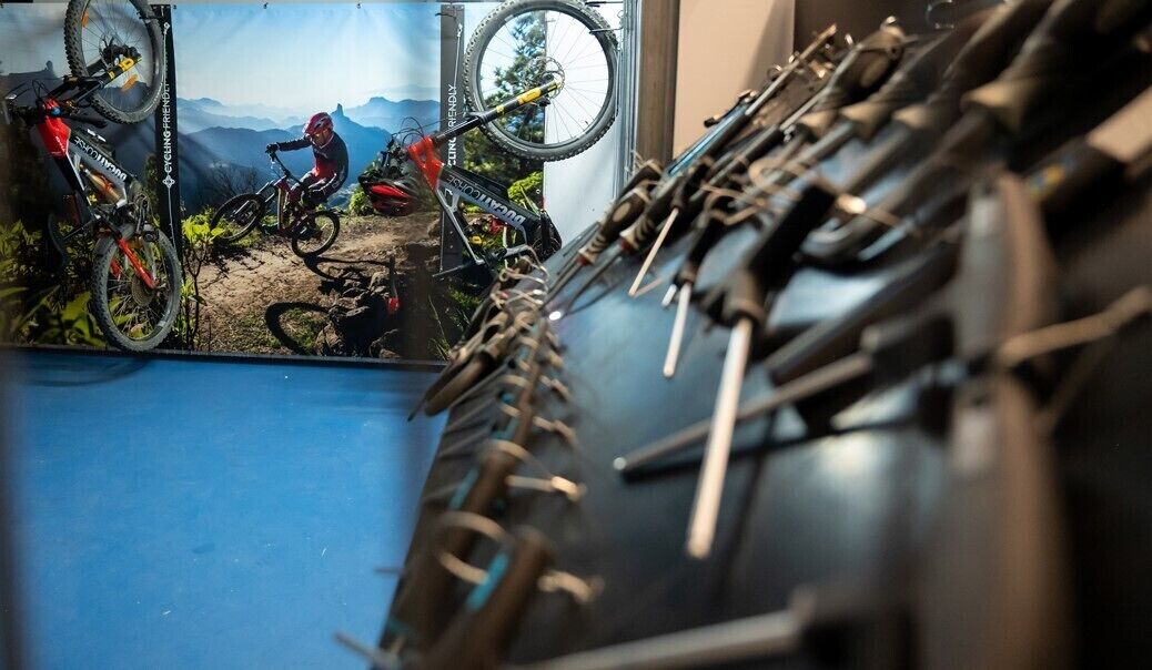 Un aparcamiento para bicicletas con varias bicicletas estacionadas.