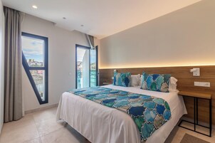 Premium bedding, down comforters, in-room safe, desk