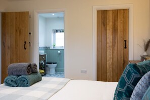 6 bedrooms, desk, iron/ironing board, travel crib