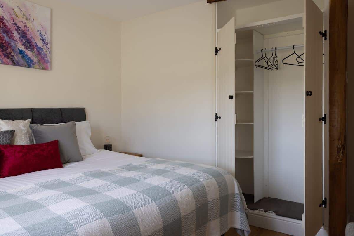 6 bedrooms, desk, iron/ironing board, travel crib