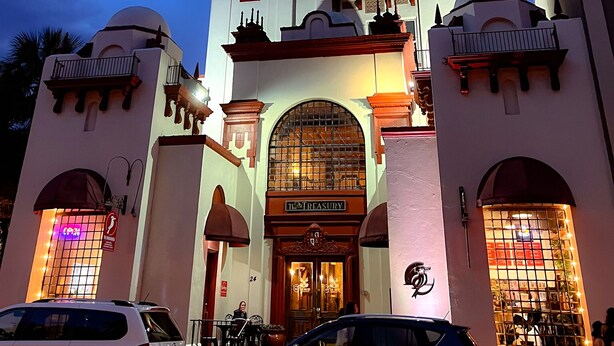 Un hotel grande y ornamentado con una cúpula destacada y varios balcones.