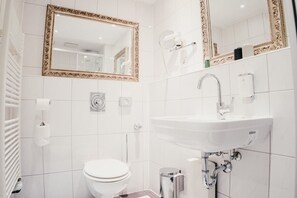 Chambre Simple Classique | Salle de bain | Serviettes fournies