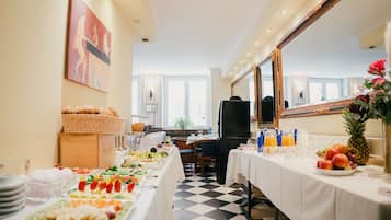 Tägliches Frühstücksbuffet (5 EUR pro Person)