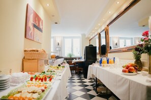 Petit déjeuner buffet (5 EUR par personne)