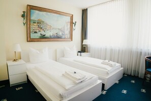 Habitación clásica con 2 camas individuales | Escritorio, cortinas blackout y tabla de planchar con plancha 