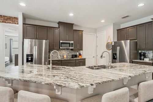 Modern 11 Bed Villa w/ Pool & Game Room /Perfect for Large Groups!