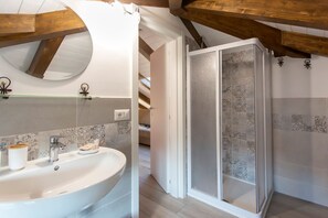 Suihku, hiustenkuivaaja, saippua, vessapaperi