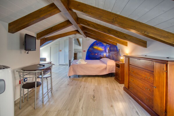 1 bedroom, desk, WiFi, bed sheets