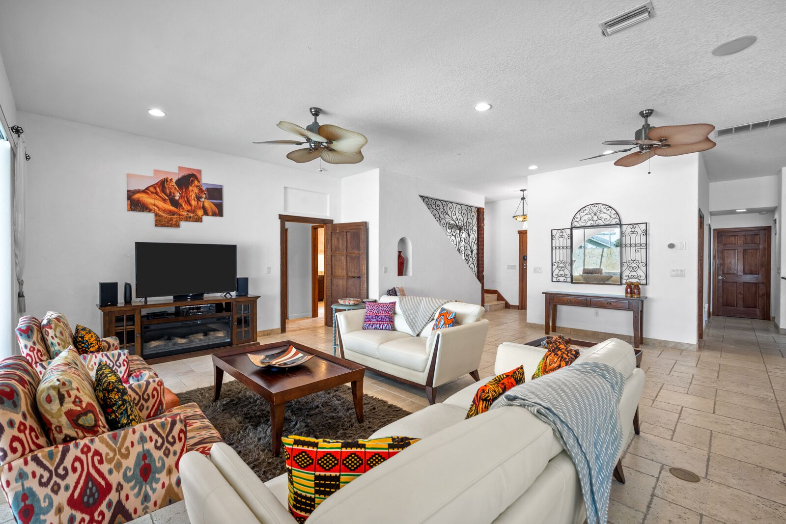 Smart-TV, peis, bøker og stereoanlegg