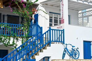 A white building with a blue staircase and a reception sign. - Beachfront Bocamviglies Room - Naoussa Sunny Suite (Naoussa)