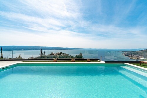 New! Villa BAMM with heated 36sqm pool, 5 en-suite bedrooms, and panoramic sea views