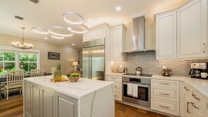 冰箱、微波炉、烤箱、炉灶