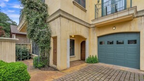 Exterior - Cypress House & Studio, Walk To Healdsburg Plaza 3 Bedroom Home by RedAwning (Healdsburg)