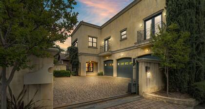 Cypress House & Studio, Walk To Healdsburg Plaza 3 Bedroom Home by RedAwning