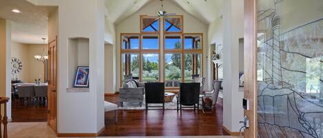 House, 5 Bedrooms | Living room