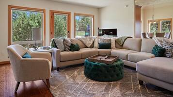 House, 5 Bedrooms | Living room