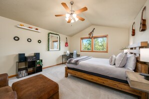 5 bedrooms, free WiFi - Family-Friendly Dara Oaks Home with Private Hot Tub and BBQ on the Deck by RedAwning (Bend)
