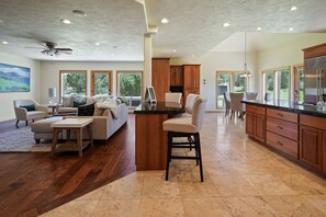 House, 5 Bedrooms | Living room - Family-Friendly Dara Oaks Home with Private Hot Tub and BBQ on the Deck by RedAwning (Bend)