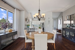 House, 2 Bedrooms | Private kitchen | Fridge, oven, stovetop, coffee/tea maker - Village 62 Gorgeous Remodeled Townhouse with Firepit on the Backyard by RedAwning (Redmond)