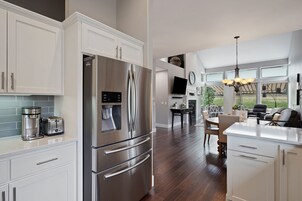 Refrigerador, horno, placa de cocina, cafetera/tetera