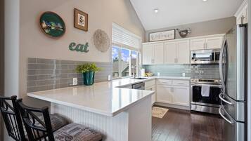 House, 2 Bedrooms | Private kitchen | Fridge, oven, stovetop, coffee/tea maker