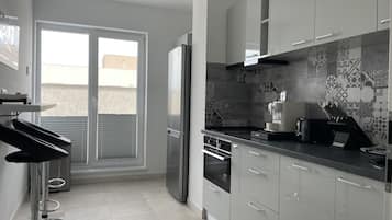 Refrigerador con freezer, microondas, horno, placa de cocina