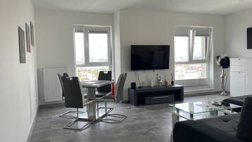Royal-Apartment | Wohnbereich | 55-Zoll-LED-Fernseher mit Kabelempfang, Fernseher, Videospielkonsole