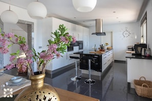 Een koelkast, een microgolfoven, een oven, een vaatwasser