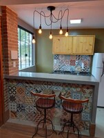 Refrigerador, horno, utensilios de cocina, artículos de limpieza