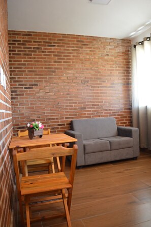 32-inch Smart TV with digital channels, TV - Chalés Estrada Real (Lima Duarte)