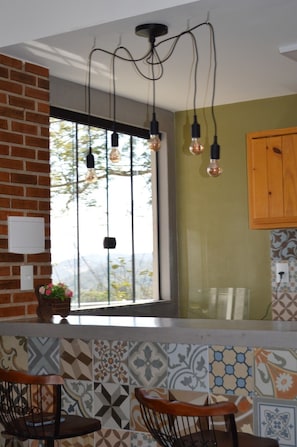 Fridge, oven, cookware/dishes/utensils, cleaning supplies - Chalés Estrada Real (Lima Duarte)