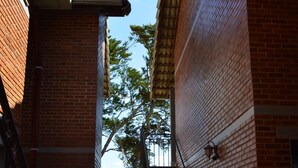 Un edificio de ladrillo con una escalera que lleva a un balcón.