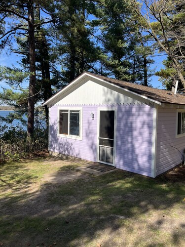Rainbow's End Resort - Lakefront Cottages – Newly Remodeled with Private Beach