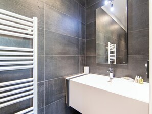 Badewanne, Haartrockner, Handtücher