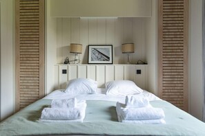 5 Schlafzimmer, Schreibtisch, Bügeleisen/Bügelbrett, Reisekinderbett