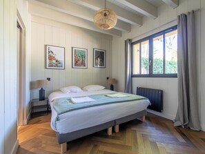 5 chambres, bureau, fer et planche à repasser, lit parapluie