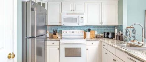 ثلاجة، ميكروويف، فرن، موقد طهي مسطح