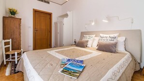4 habitaciones, tabla de planchar con plancha y ropa de cama 