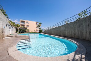 Departamento familiar, varias habitaciones, 2 baños, junto a la montaña (Casa monti belvedere) | Alberca | Alberca al aire libre por temporada 